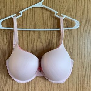 Victoria’s Secret bra sized 34DDD